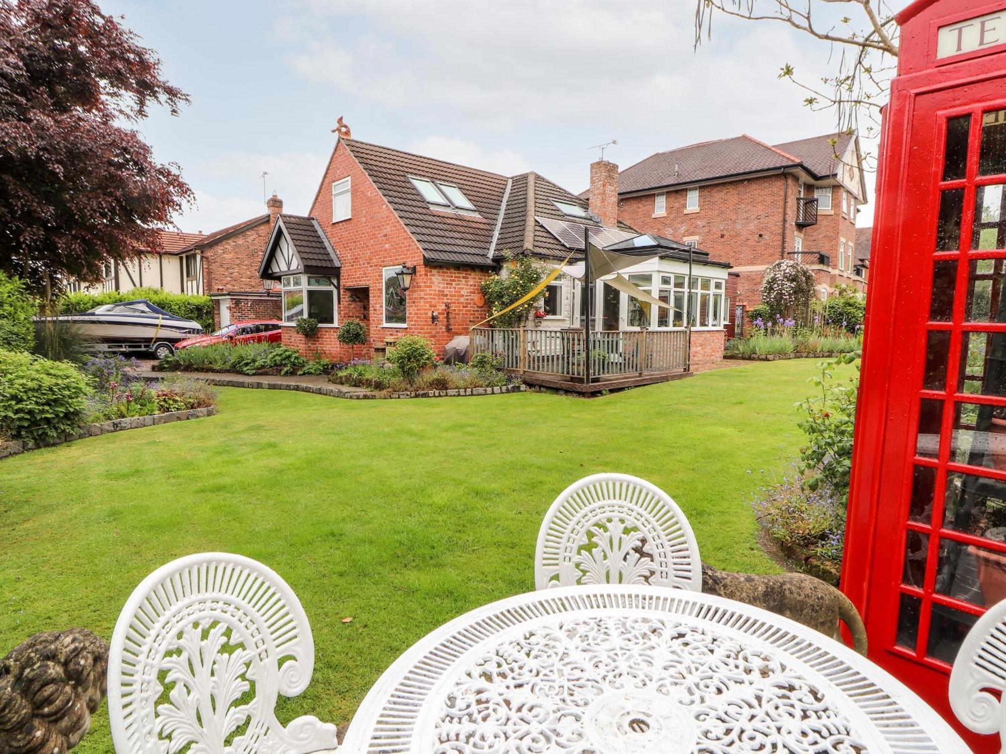 Dragon'S Den Apartment Chester Exterior photo